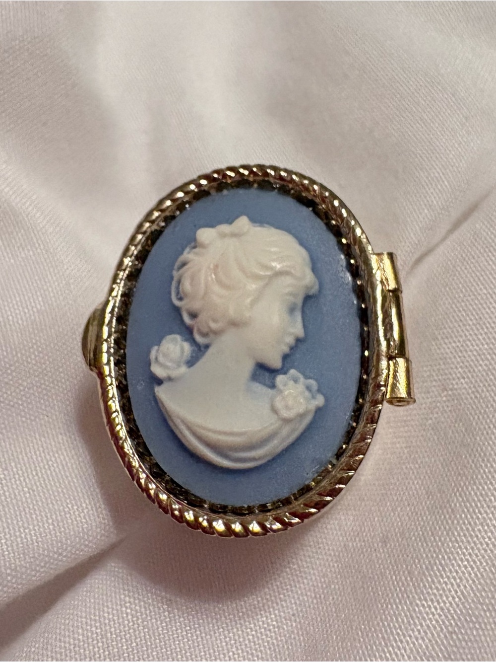 Vintage Blue, White, and Golden  Cameo Pill Box - Picture 8 of 8